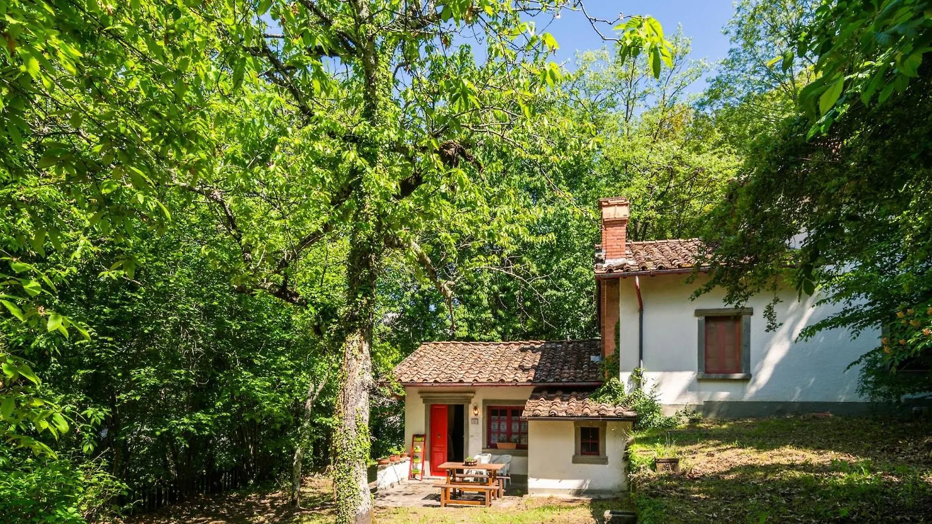 Holiday Home With Garden And Shared Pool Migliorini 0*,  Italia